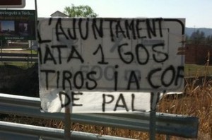 Pancarta de protesta por la muerte a tiros de un perro en Torà