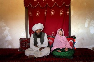 El caso detectado en el Reino Unido supera en crueldad al de la imagen: un septuagenario contrajo matrimonio en Yemen con una niña de 9 años.