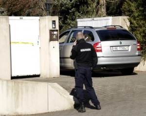 La Policía suiza registra la casa del asesino pakistaní.