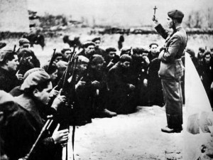 Voluntarios requetés de origen navarro reciben la bendición antes de entrar en batalla.