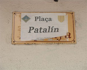 Placa de la Plaza de España de la Seo de Urgel (Lérida) tapada con un papel y el nuevo nombre aprobado por el Ayuntamiento 