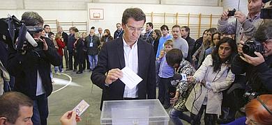 Alberto Núñez Feijóo deposita su voto. 