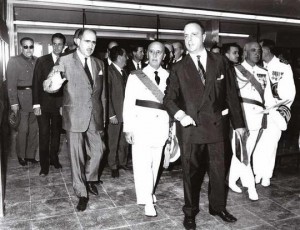 Manuel Fraga, junto al ex jefe del Esrtado, el general Franco. Manuel Fraga, junto al ex jefe del Esrtado, el general Franco.