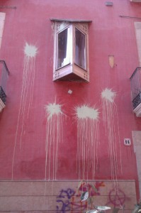 Asi quedó la fachada del domicilio de Bellalta tras el último ataque. La imagen de San Antonio de Padua, dentro de una urna de crista, objetivo de los violentos.