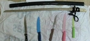 La catana y los cinco cuchillos incautados al detenido. 