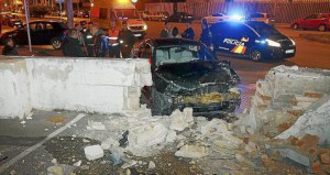 El coche quedó destrozado después de estrellarse contra el muro. 