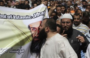 Islamistas sirios besan la imagen de Bin Laden 