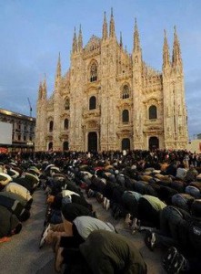 En una demostración de fuerza, cientos de musulmanes rezan junto a la emblemática catedral de Milán