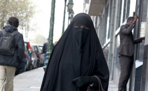 Una catalana pasea con un burka