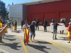 Catalanes portando banderas de España protestan por la presencia de una estelada en el Parque de Bomberos de Mataró.