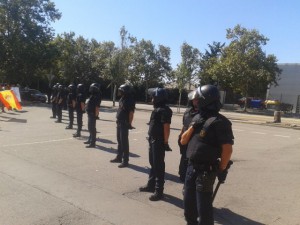 La policía política catalana formó un cordón para impedir que los patriotas entraran en el Parque de Bomberos