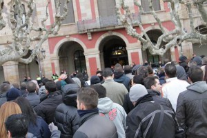 Numerosos patriotas se fueron congregando en el exterior del Parlament nada más tenerse noticia de la acción del PEC