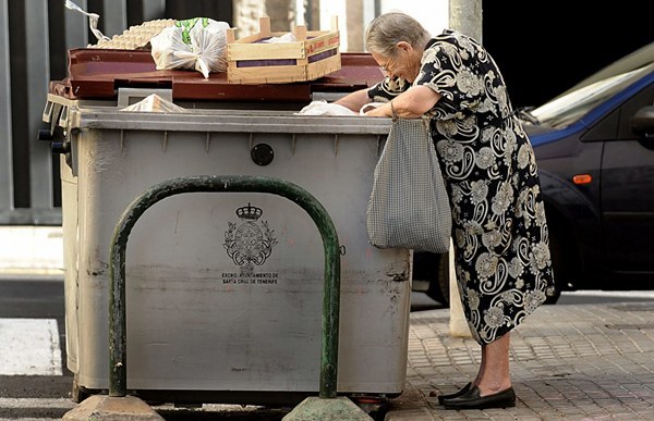 Resultado de imagen de fotos de gente rebuscando en la basura en España