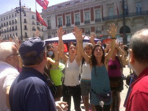 Un grupo de feministas radicales acosa a hombres provida en la Puerta del Sol