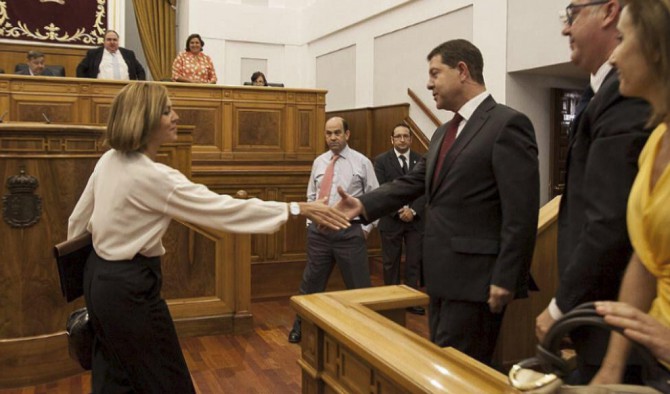 María Dolores de Cospedal saluda a Emiliano García-Page tras su investidura.