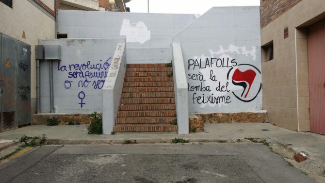 Una de las pintadas contra el "feixisme" aparecidas en las calles de Palafolls y que el alcalde no ha ordenado borrar