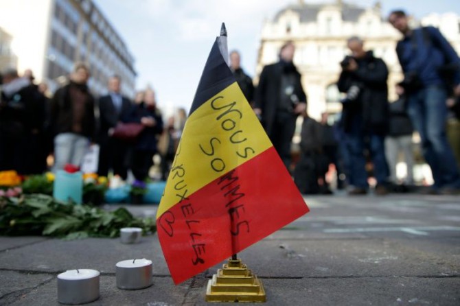 Una bandera belga en la que se lee 'Nous soommes Bruxelles' ('Somos Bruselas'), en la Plaza de la Bolsa de la ciudad belga en respuesta a los atentados de aeropuerto y metro, el 22 de marzo de 2016