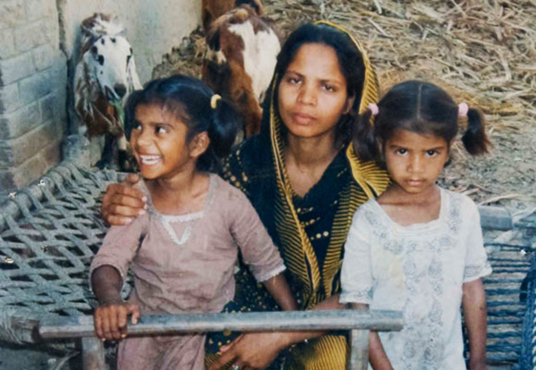 Asia Bibi y dos de sus cinco hijos, antes de que fuera condenada a muerte en 2010 por 'blasfemia'.