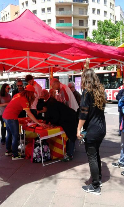 Barceloneses firmando para que la alcaldesa Ada Colau autorice la instalación de pantallas gigantes para seguir a la selección en la Eurocopa.