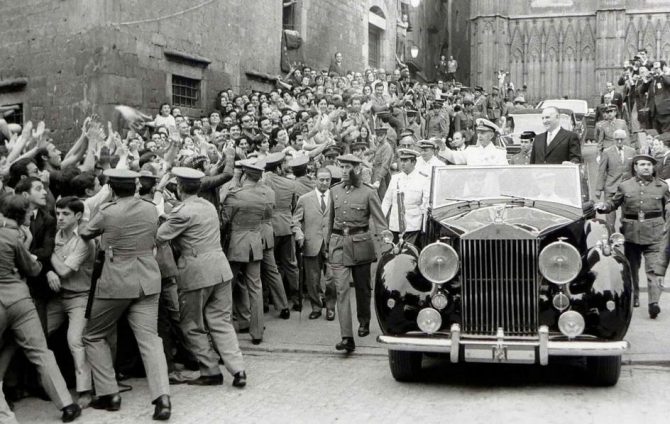 Francisco Franco, aclamado en las calles de Barcelona.