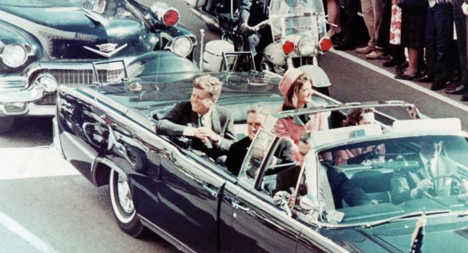Kennedy, minutos antes de ser asesinado en Dallas.