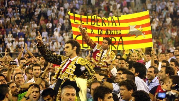 Resultado de imagen de bandera catalana con toro