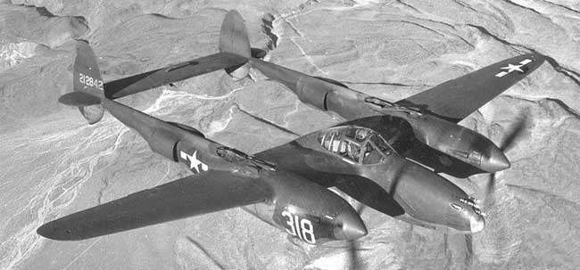 Lockheed P-38 Lightning en vuelo. -