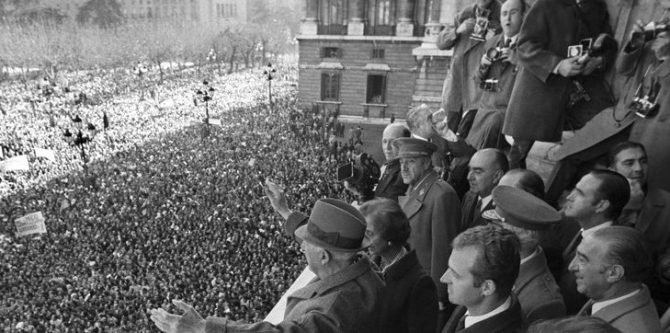 Franco, aclamado en la plaza de Oriente por cientos de miles de españoles el 1 de octubre de 1975, pocas semanas antes de su muerte.