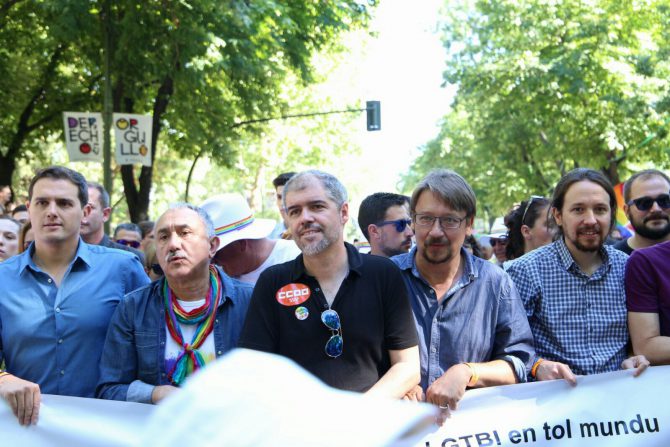 Albert Rivera, con miembros de Podemos, el día del orgullo gay.