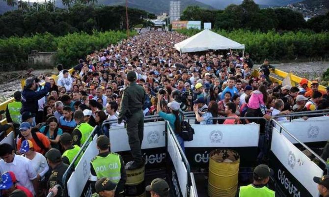 Refugiados venezolanos esperando cruzar la frontera con Brasil