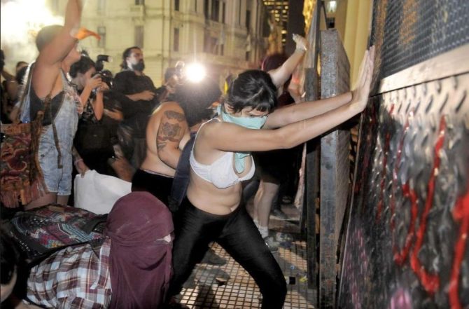 Feministas atacan la catedral de Buenos Aires.