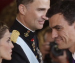 Felipe VI observa de reojo a Pedro Sánchez saludado por la reina Letizia.