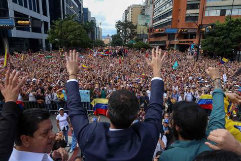El presidente del Parlamento venezolano, Juan Guaidó, saludando a miles de opositores