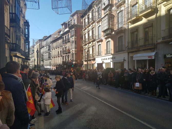 Miles de personas en la avenida Reyes Católicos (José Antonio Martín)