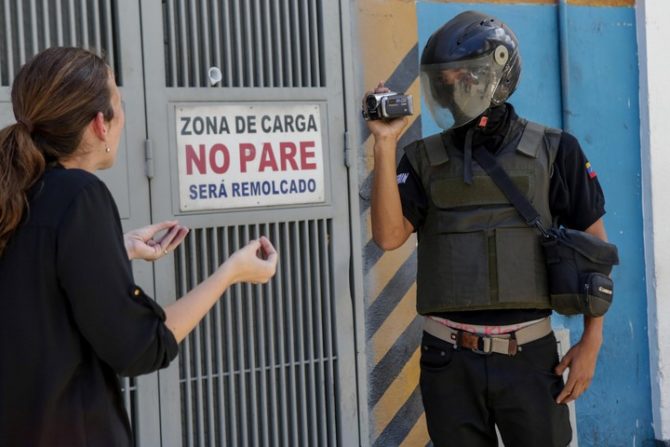 Una diputada de la Asamblea Nacional venezolana confronta a un funcionario encapuchado del SEBIN en las puertas del Helicoide.