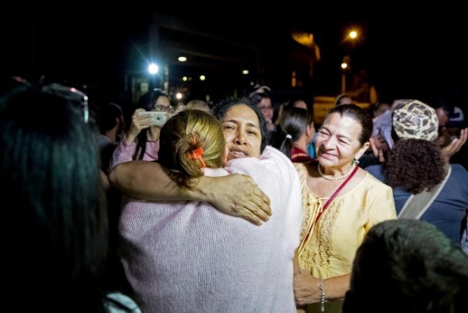 María Pérez, abraza a sus familiares luego de su liberación, en las inmediaciones de "El Helicoide.