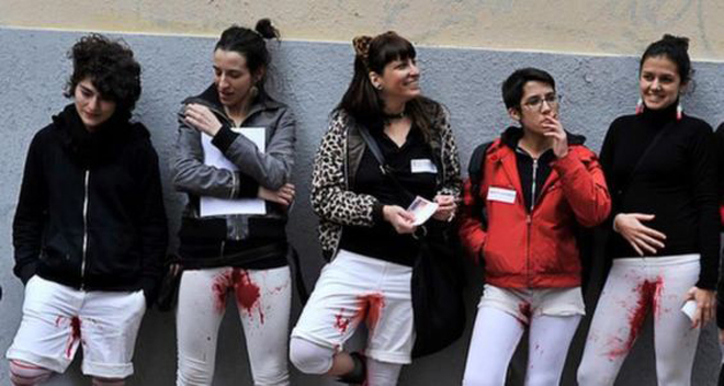 Feministas protestan manchando sus pantalones con sangre menstrual