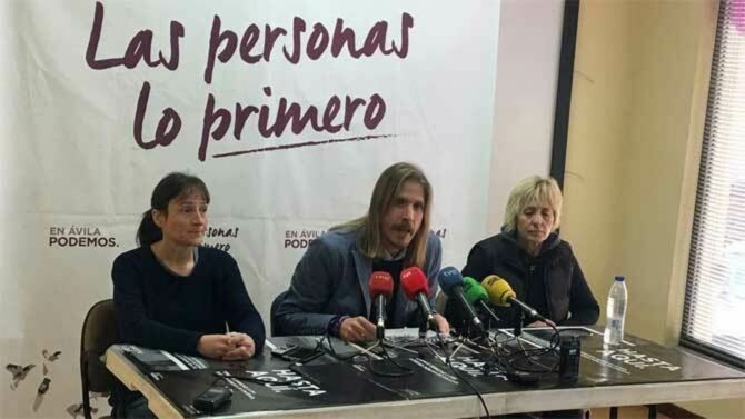Pilar Baeza, a la derecha, junto a Pablo Fernández, secretario general de Podemos en Castilla y León, en el centro.