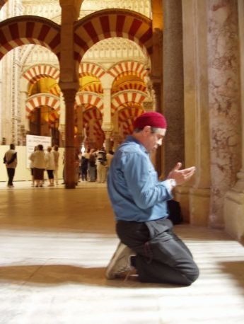 Turista musulmán rezando en el interior de la Mezquita de Córdoba 