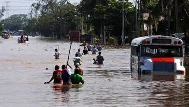 Una calle inundada de medellín de Bravo, en Veracruz, México