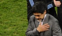 Diego Maradona se retira del campo después de perder un partido en el Mundial de Sudáfrica