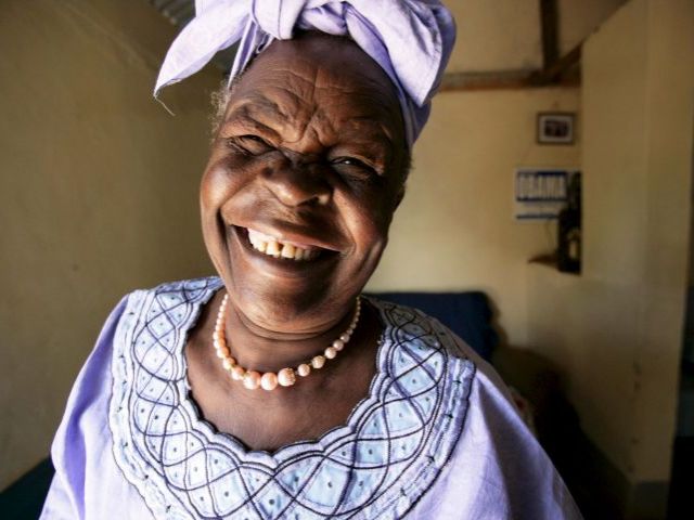 Чернокожая бабушка. Африканская бабушка. Негритянская бабка. Бабушка с повязкой на голове.