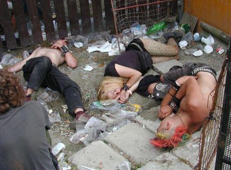 Jóvenes ingleses tan degenerados como sus mayores.