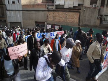 Inmigrantes africanos protestan en Lérida exigiendo derechos y trabajo.