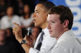 Mark Zuckerberg, creador de Facebook, en primer plano; Barack Obama, al fondo.