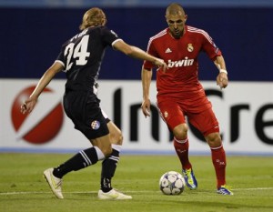 Benzema encara a un rival
