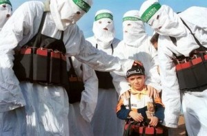 Miembros de la "religión verdadera" enseñando valores pacifistas a un niño.