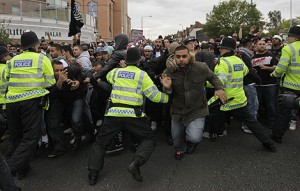 La Policía británica trata de contener a una turba de enfurecidos islámicos que protestaban en las calles de Londres.