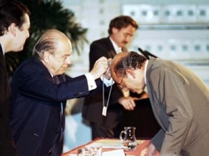 Millet, condecorado por Jordi Pujol.