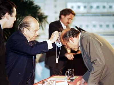 Jordi Pujol (CiU) condecorando a Félix Millet